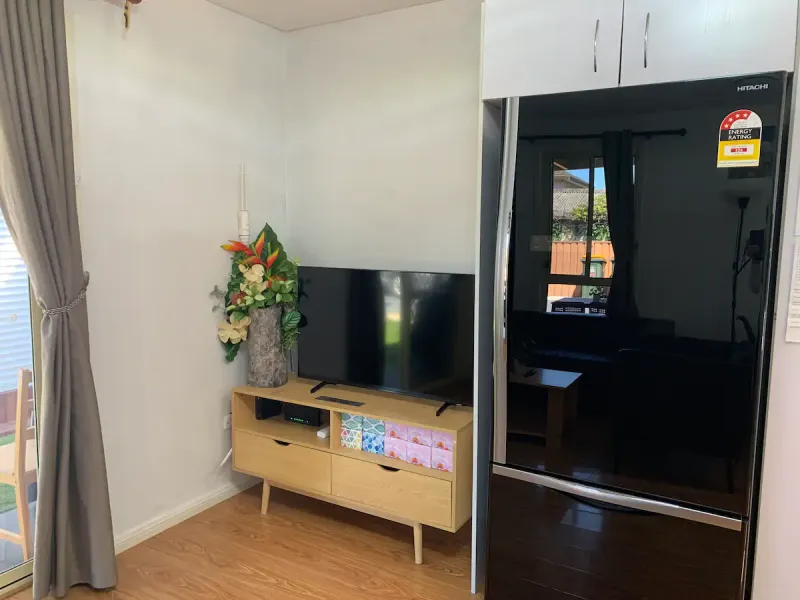 Cozy 3-bedrooms, lockable front gate. NO PARTIES.