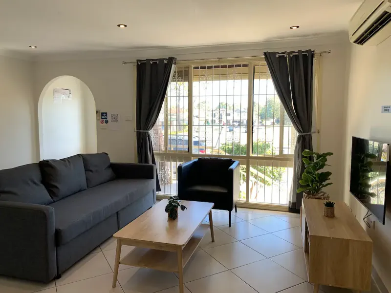 Big house 6 bedrooms, free parking, 2 free dryers