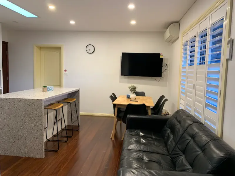 Big house 6 bedrooms, free parking, 2 free dryers